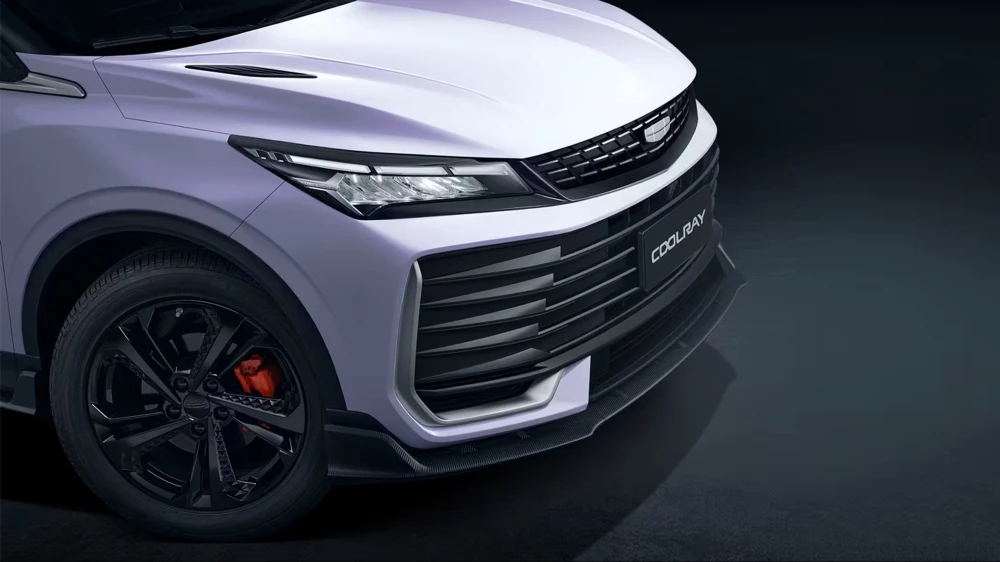 новый geely coolray сбоку спереди кроссовер