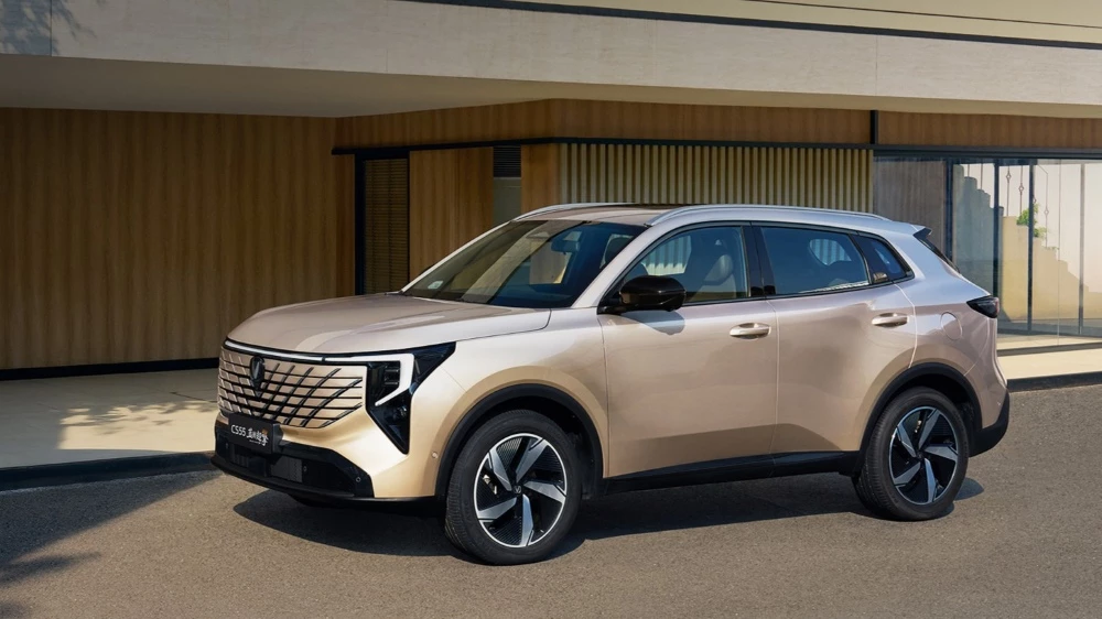 changan cs55 plus hev спереди сбоку кроссовер гибрид