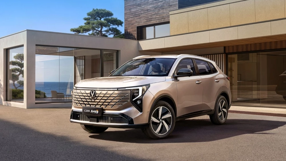 changan cs55 plus hev спереди сбоку кроссовер гибрид