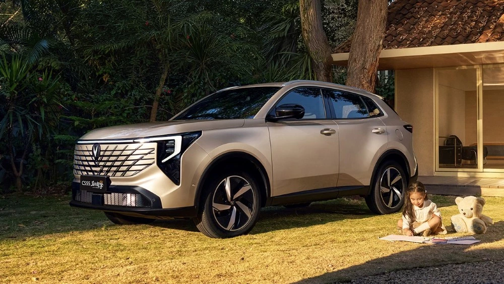 changan cs55 plus hev спереди сбоку кроссовер гибрид
