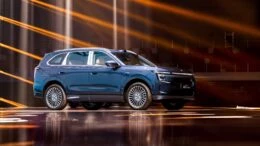 Гибридный кроссовер Jetour Shanhai L7 Plus 2027 модельного года сбоку спереди презентация