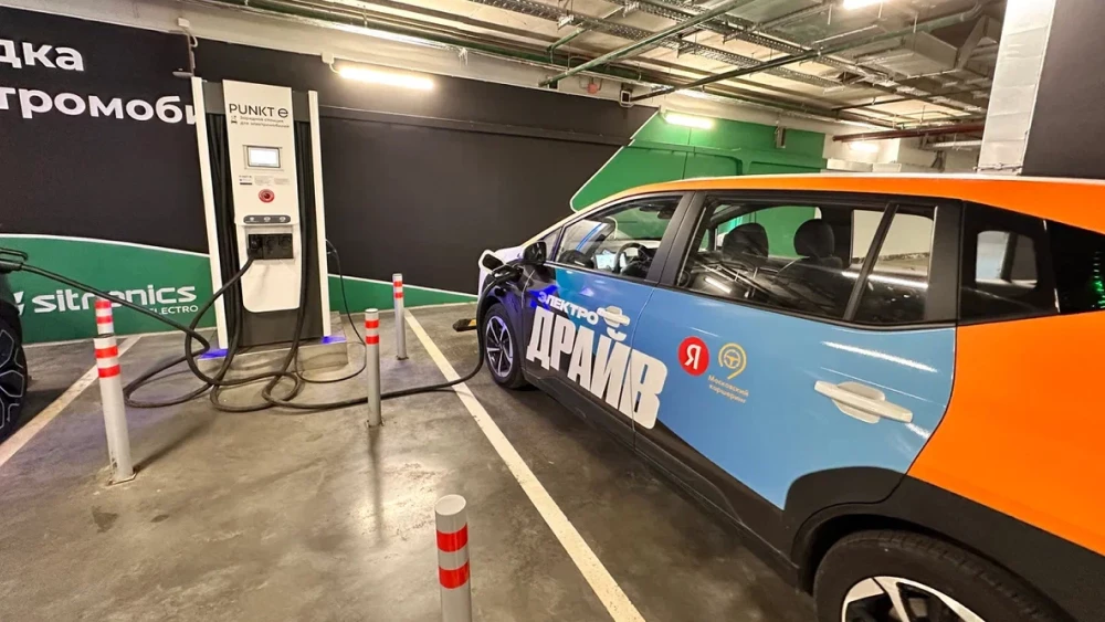 тест-драйв umo 5 четыре дня 300 км пробега электромобиль сбоку сзади зарядка