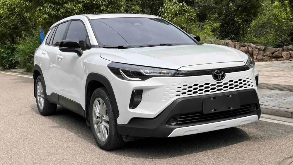 toyota corolla cross сбоку спереди кроссовер белый