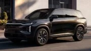 Кроссовер Umo 8 сбоку спереди