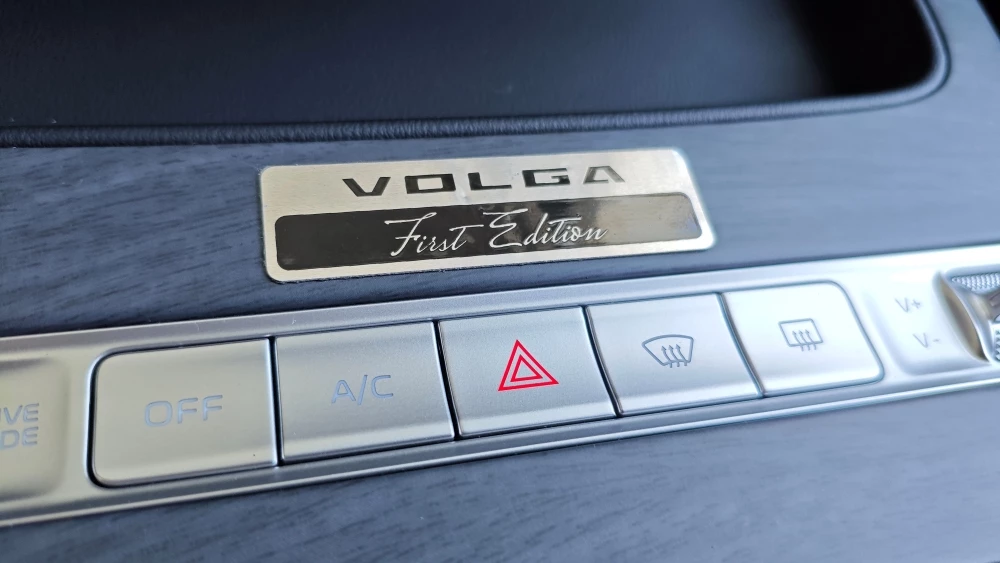 Volga First Edition логотип табличка в салоне