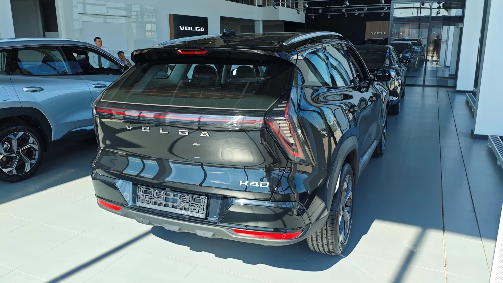 Кроссовер Volga K40 в дилерском центре автосалон самара сбоку сзади