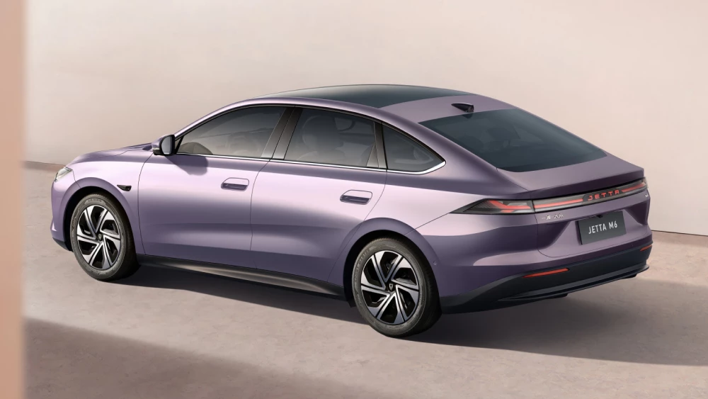 Новый седан Jetta M6 показали на официальных изображениях сбоку сзади фиолетовый электромобиль