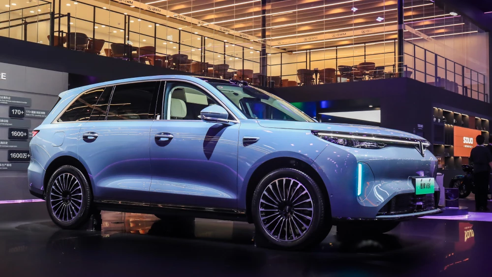 wey v8x кроссовер гибрид сбоку спереди голубой автосалон в чэнду 2026