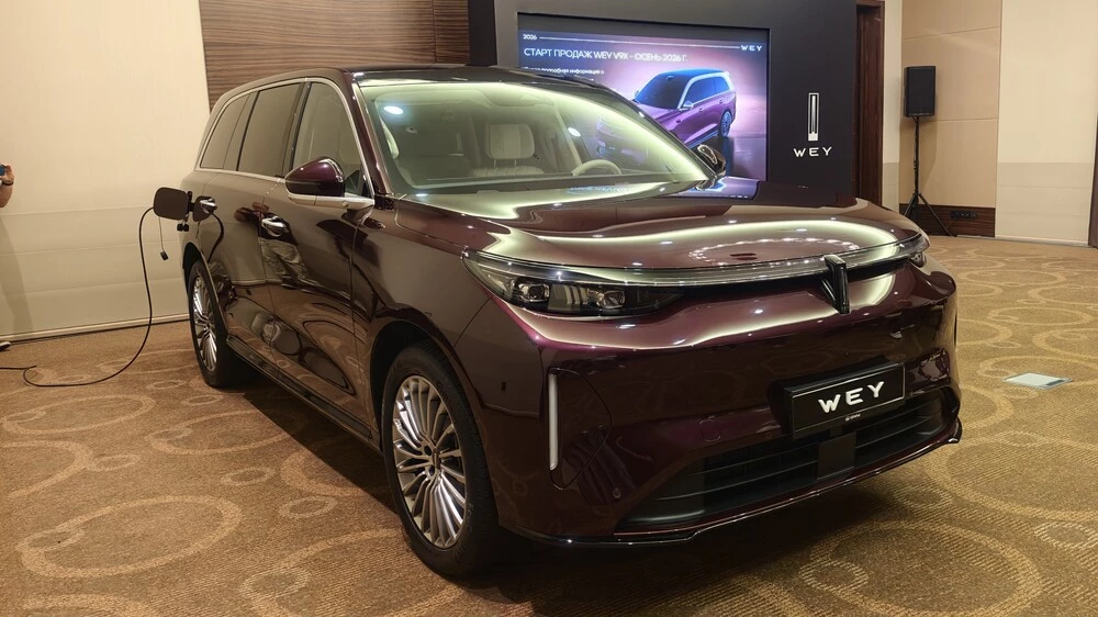 Кроссовер Wey V9X презентация в России сбоку спереди