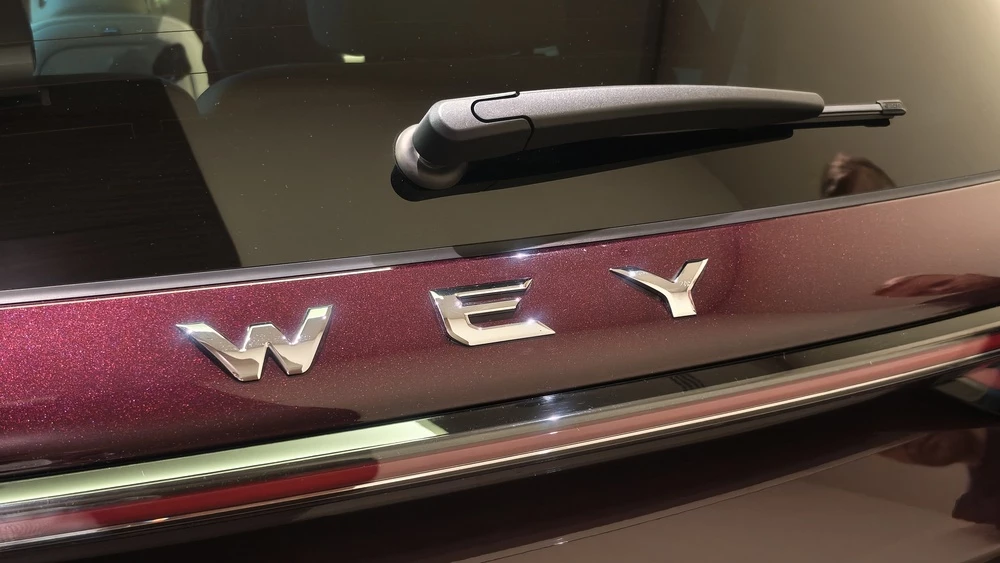 Кроссовер Wey V9X презентация в России сзади дворник логотип