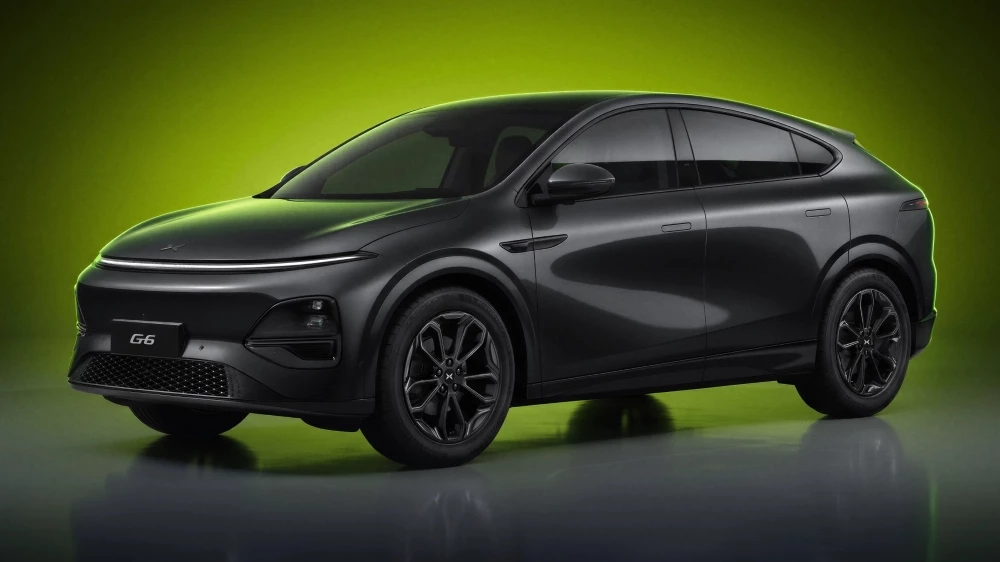 Кроссовер Xpeng G6 для России сбоку спереди
