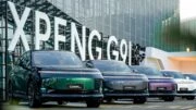 Кроссоверы Xpeng G9L на презентации модели в Китае сбоку спереди