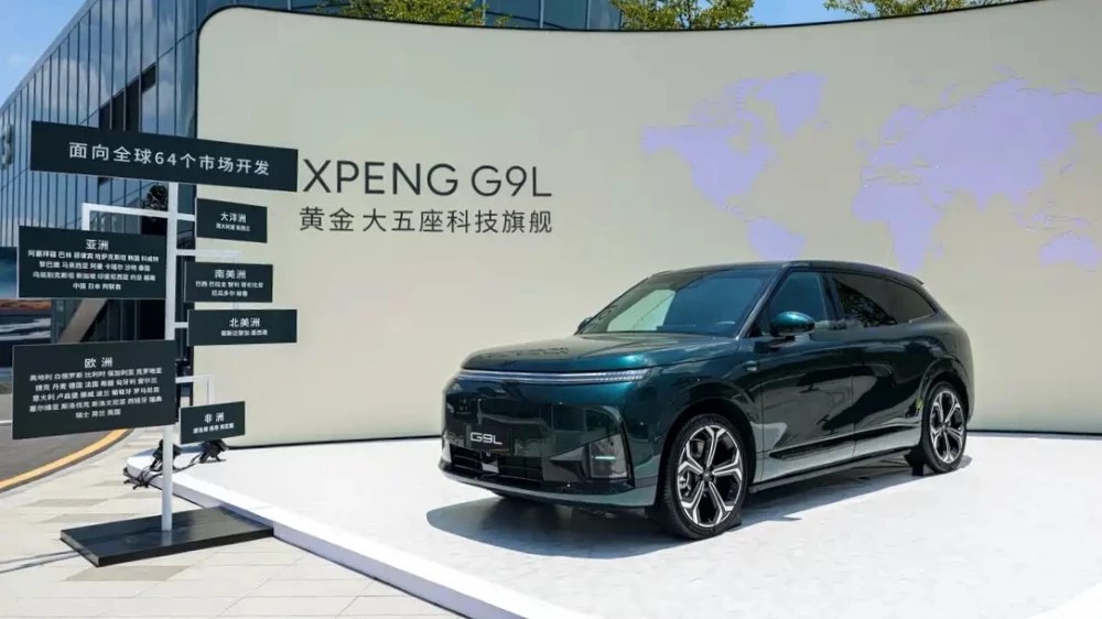 Кроссовер Xpeng G9L на презентации модели в Китае сбоку спереди