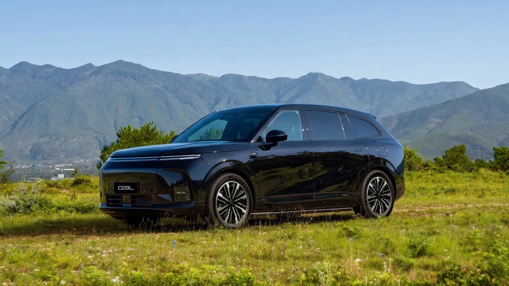 Кроссовер Xpeng G9L сбоку спереди