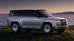 Внедорожник YangWang U8L Snowcrest Edition сбоку
