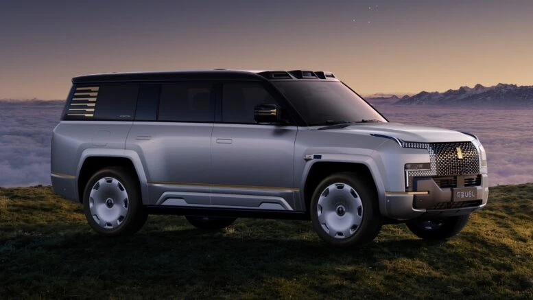 YangWang U8L от BYD получил четырехместное исполнение. За что попросят доплатить 6 млн рублей Внедорожник YangWang U8L Snowcrest Edition сбоку