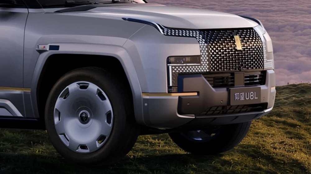 Внедорожник YangWang U8L Snowcrest Edition передняя часть