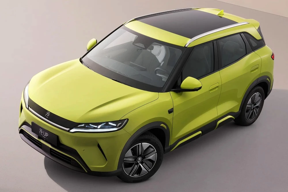 byd yuan up 2027 сбоку спереди кроссовер
