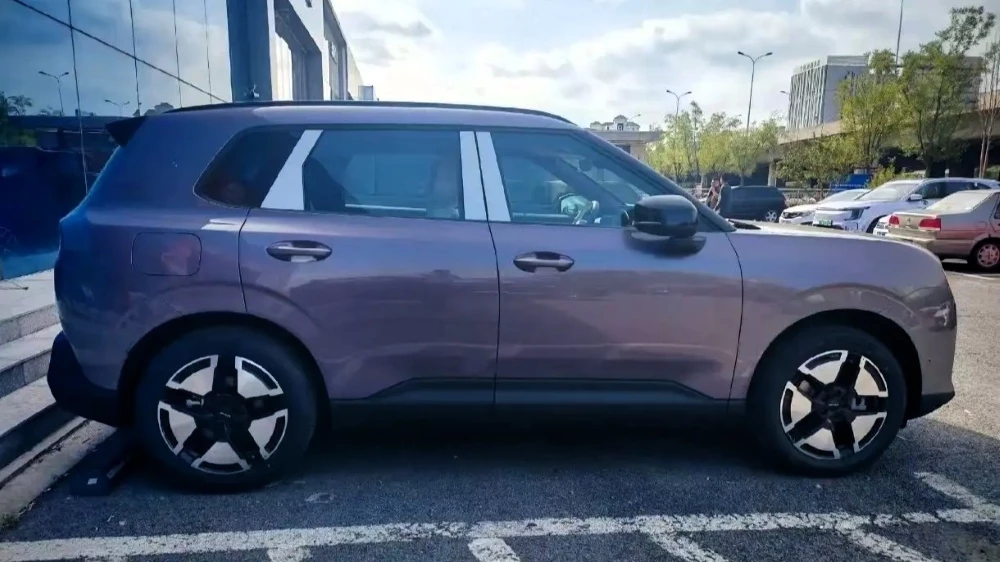 кроссовер jetour tx tourer у дилера в китае сбоку