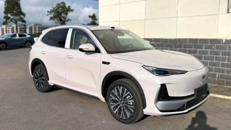 Geely EX5 получил более мощный электромотор и задний привод. Ждем версию AWD? обновленный geely galaxy e5 ex5 кроссовер рестайлинг спереди сбоку