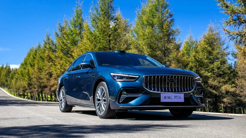 geely preface l plus предзаказы в Китае седан сбоку спереди