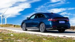 geely preface l plus предзаказы в Китае седан сбоку сзади