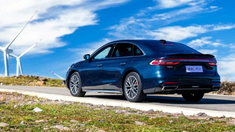 Новый флагманский седан Geely. В Китае стартовали предпродажи модели Preface L Plus geely preface l plus предзаказы в Китае седан сбоку сзади