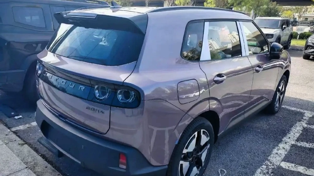 кроссовер jetour tx tourer у дилера в китае сзади сбоку