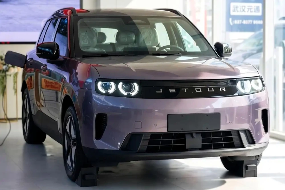 кроссовер jetour tx tourer у дилера в китае спереди сбоку
