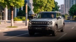 jetour t1 phev сбоку спереди кроссовер гибридный