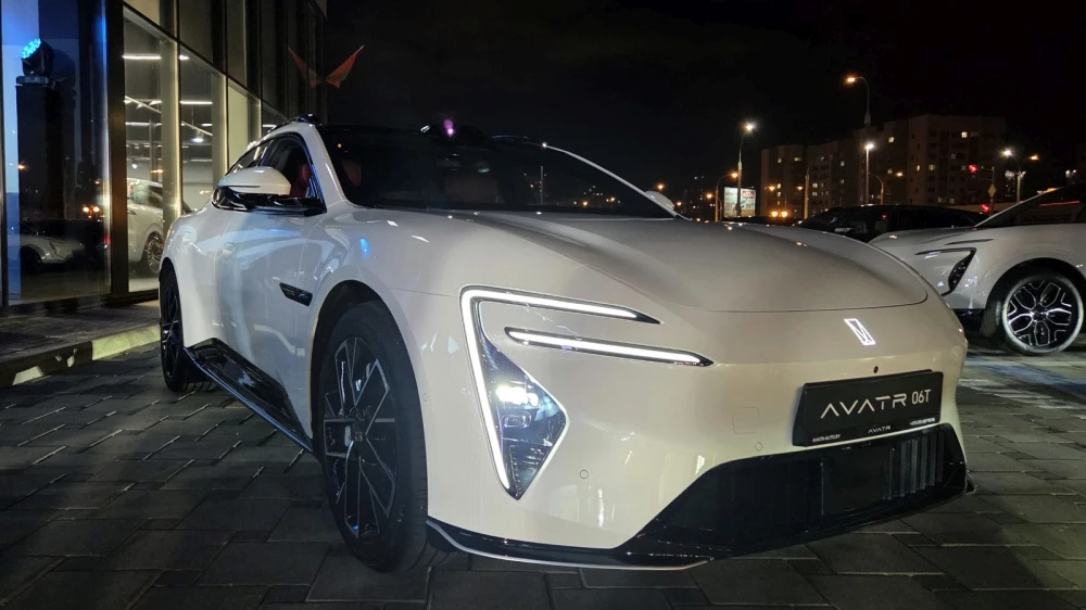 Avatr 06T белый спереди сбоку в Беларуси