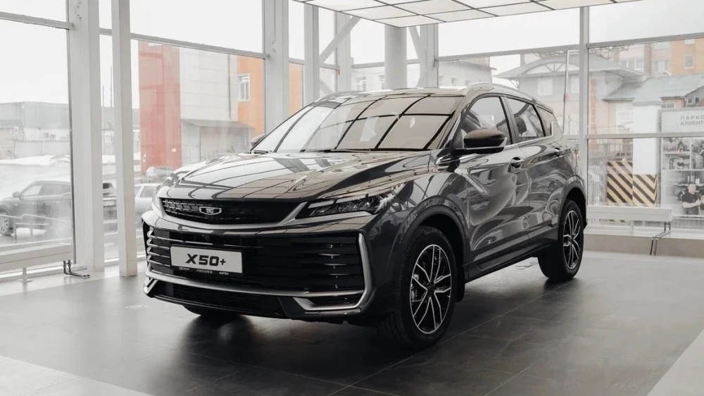 Belgee X50+ черный спереди сбоку в автосалоне у дилера