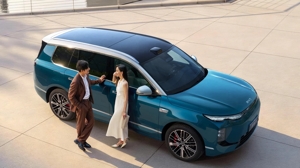 BYD Sealion 08 в Китае спереди сбоку