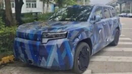 Новый кроссовер BYD Fang Cheng Bao (FCB) Ti 6 заметили в Китае во время дорожных тестов сбоку спереди камуфляж