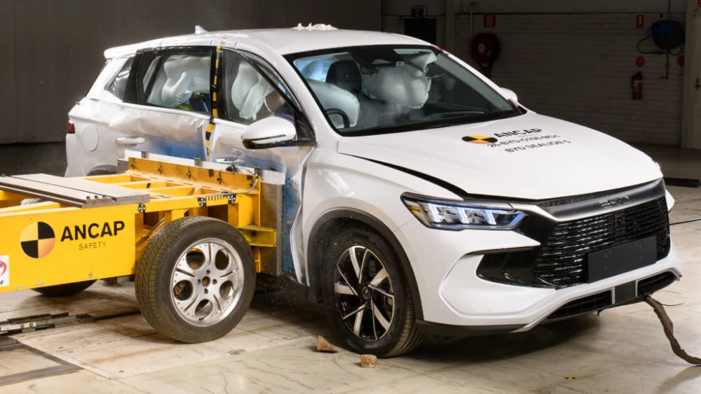 byd song pro sealion 5 ancap краш-тест сбоку спереди белый