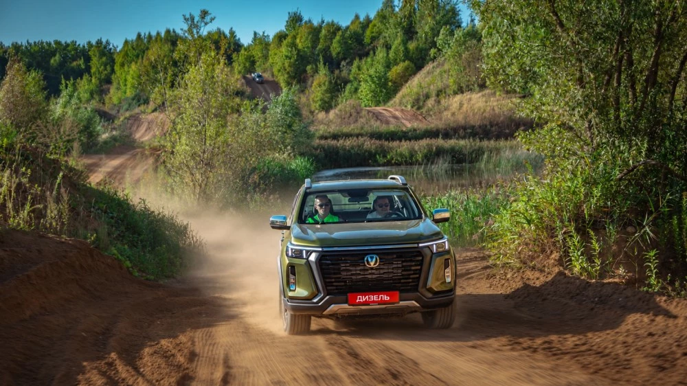 Changan Hunter Plus дизельный оливковый спереди тест-драйв