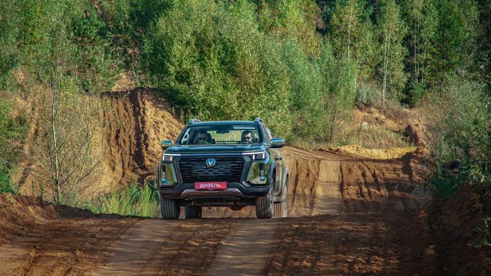 Changan Hunter Plus дизельный оливковый спереди тест-драйв
