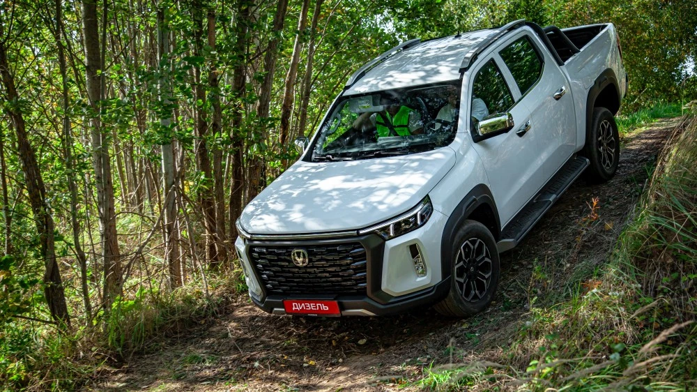 Changan Hunter Plus дизельный белый спереди сбоку тест-драйв