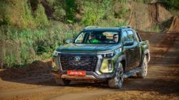 Changan Hunter Plus дизельный оливковый спереди сбоку тест-драйв