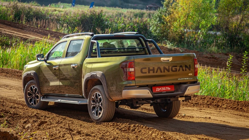 Changan Hunter Plus дизельный оливковый сзади сбоку тест-драйв