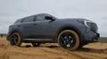 Кроссовер Changan Uni-S с полным приводом сбоку в песке бездорожье