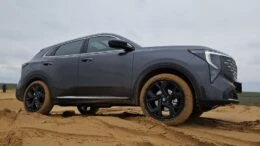 Кроссовер Changan Uni-S с полным приводом сбоку в песке бездорожье