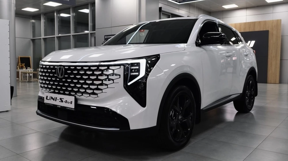 Changan Uni-S 4х4 белый спереди сбоку у дилера в автоцентре