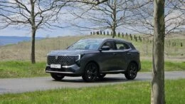Changan Uni-S стал в России сбоку спереди