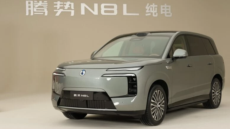 В Китае начались продажи электрической версии Denza N8L. У нее почти 1000 км запаса хода Электрический кроссовер Denza N8L EV сбоку спереди