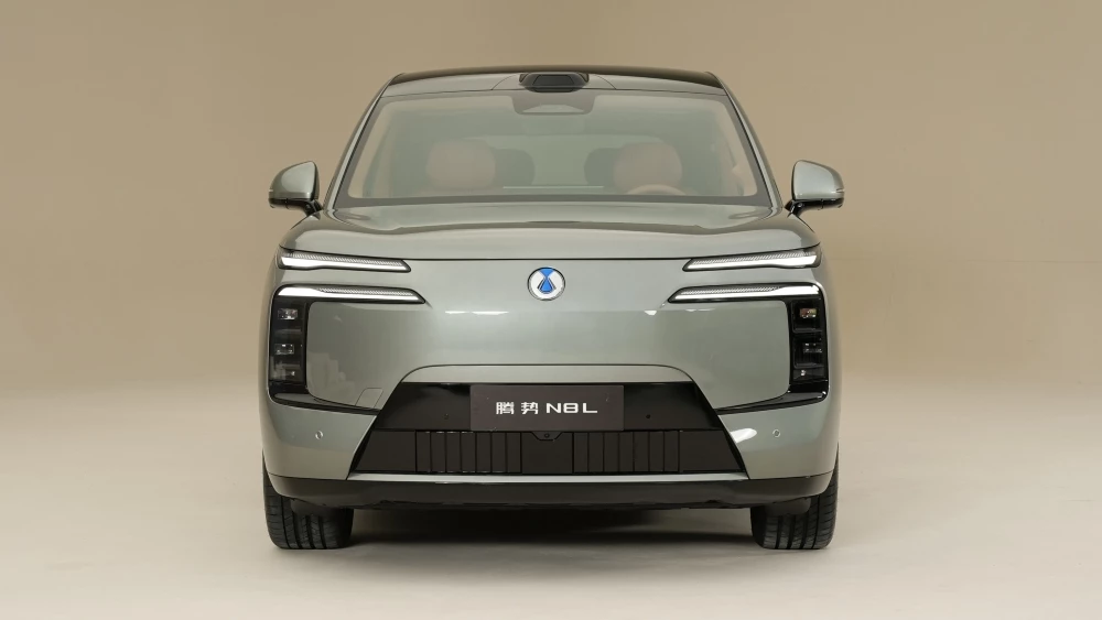 Электрический кроссовер Denza N8L EV спереди