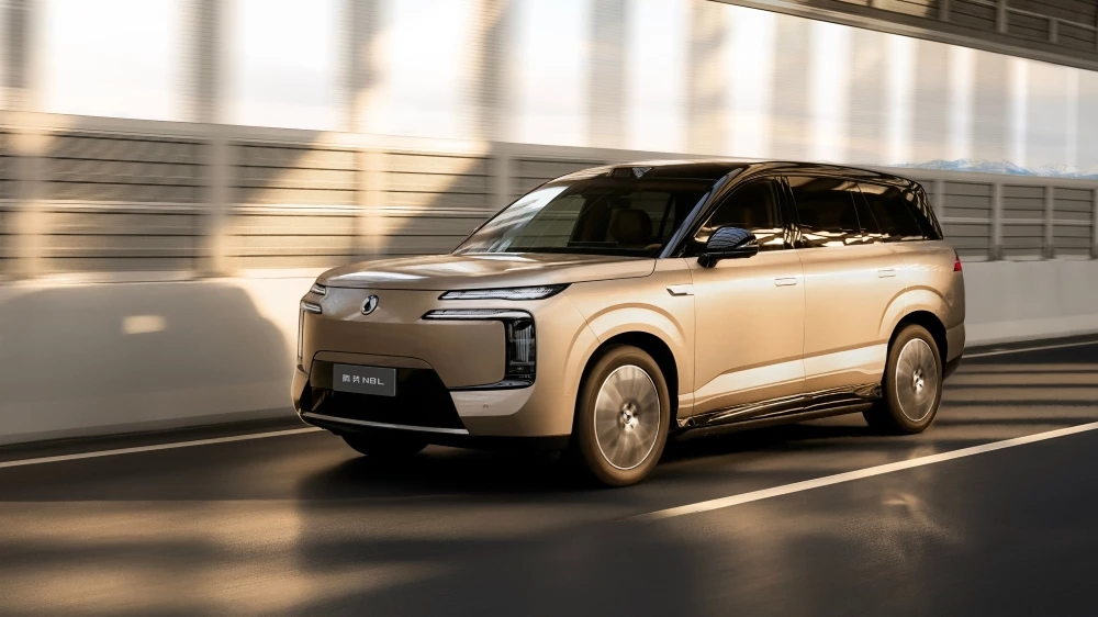 Электрический кроссовер Denza N8L EV сбоку спереди в динамике