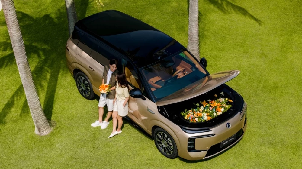 Электрический кроссовер Denza N8L EV сбоку спереди багажник под капотом