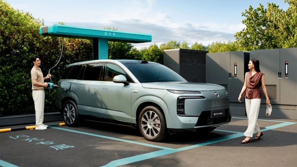 Электрический кроссовер Denza N8L EV сбоку спереди зарядка