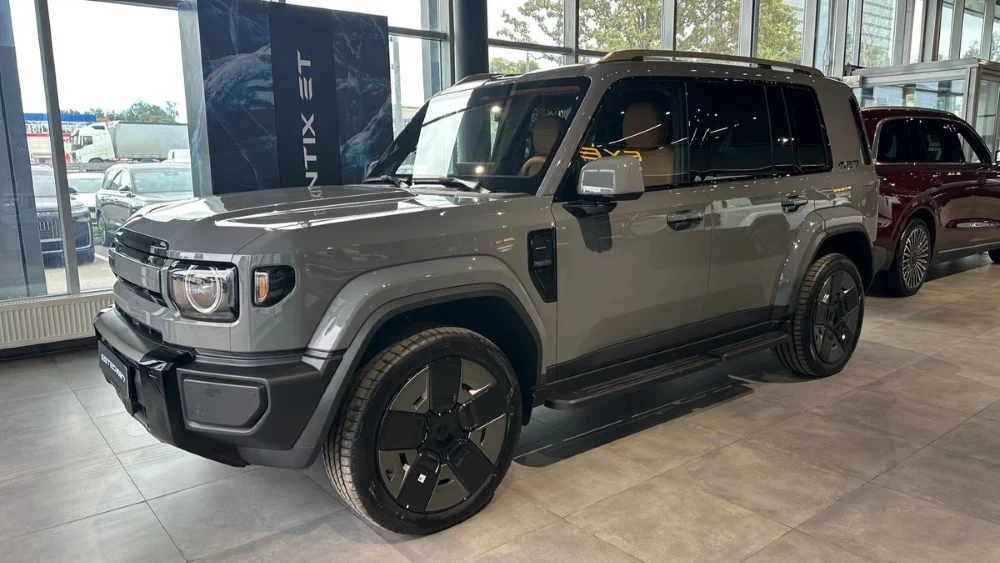 Кроссовер Esteo V27 у дилера в автосалоне Автодом Таганка новый сбоку спереди